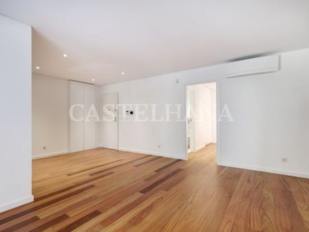 2 bedroom luxury Apartment for rent in Avenida Braamcamp (Coracao de Jesus), Lisbon - Photo 3