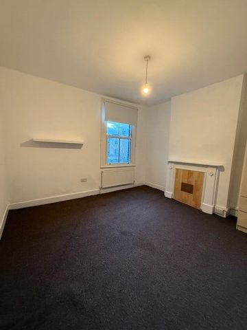 5 Bed Semi-Detached House, Byrne Road, SW12 - Photo 3