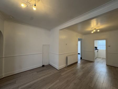 3 Bed Terraced House, Gresham Road, E16 - Photo 3