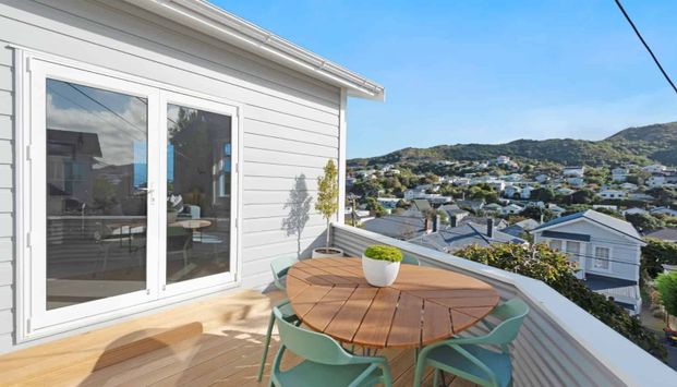 Executive Modern Three Bedroom Family Home - Photo 1