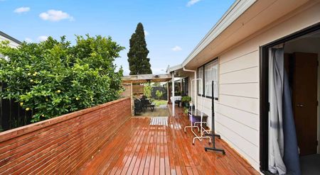 Freshly Renovated Three Bedroom - Photo 5