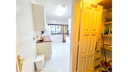 Estoril - Junto à praia. Amplo T1 mobilado, equipado e estacionamento. - Photo 4