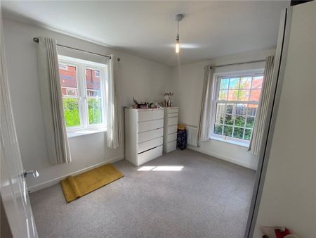 Modern well presented two bedroom apartment with own front door. - Photo 4