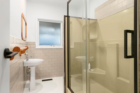 Charming 3-bedroom Residence in Pascoe Vale! - Photo 4