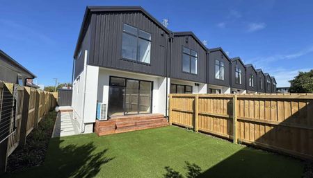 Bordesley Beauty: Brand New Townhouse in the Heart of Phillipstown - Photo 2
