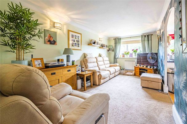 1 bed Upper Floor Flat for rent - Photo 1