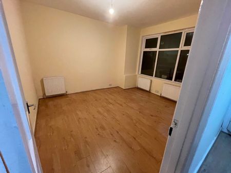 3 Bed Terraced House, Oakleigh Road South, N11 - Photo 2