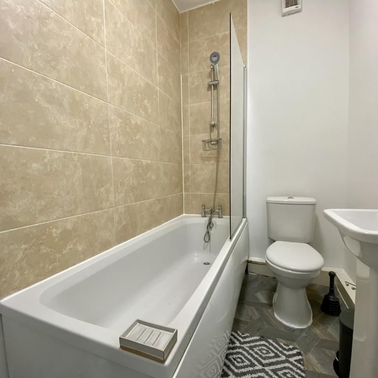 3 bedroom flat to rent - Photo 1