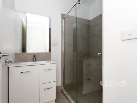 Two bedroom home, prime location! - Photo 3