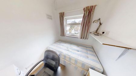 4 bedroom semi-detached house to rent - Photo 5