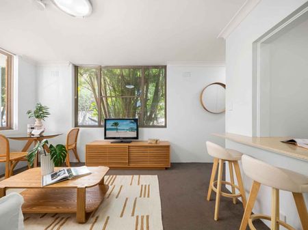 Spacious North-Facing One-Bedroom Apartment – Walk to Centennial Park - Photo 4