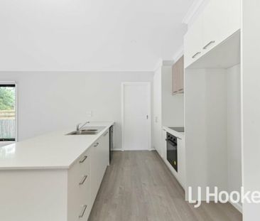 Modern, Spacious Townhouse! 8 Merchant Place Pakenham - Photo 4