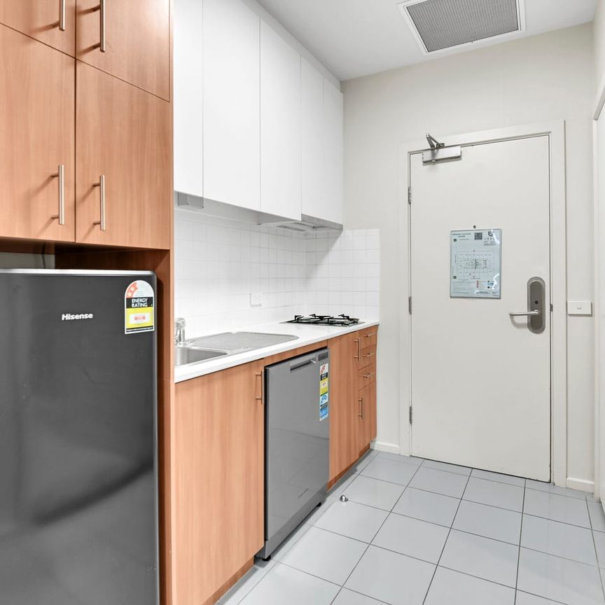 City convenience with space, light and lifestyle - Photo 1