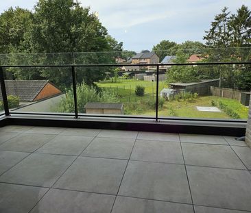 INSTAPKLAAR MODERN NIEUWBOUWAPPARTEMENT OP HET TWEEDE VERDIEP MET TERRAS EN PARKEERKELDER TE GENK. - Foto 5