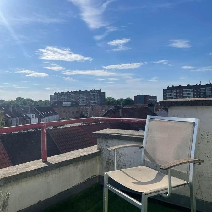 Spacious student room with sunny terrace in renovated house - Photo 1