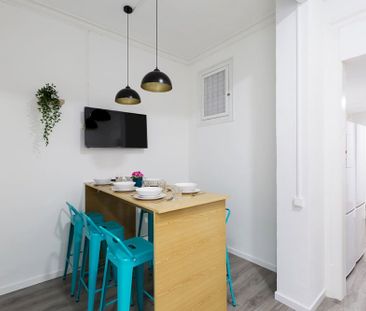 Spacious room in calle Balmes - Photo 2