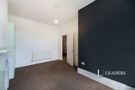 2 bedroom flat to rent Elphinstone Road, Southsea - Photo 2