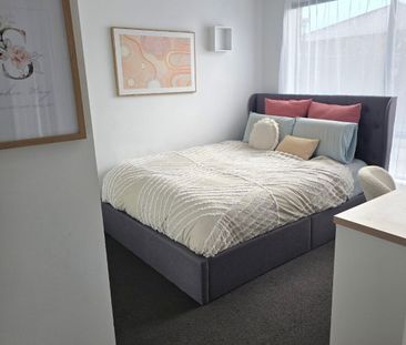 Cranbourne East - Photo 2