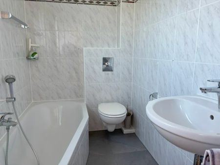 WIE NEU: 4-Zimmer-Wohnung mit Balkon in Paffrath in Gartenlage - Photo 3