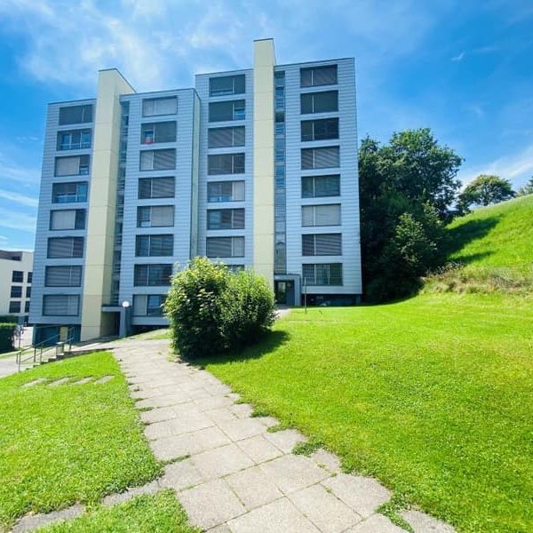 "Grossräumige, helle 4.5-Z-Wohnung mit Balkon und herrlicher Aussicht!" - Photo 1