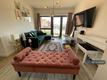 1 bedroom in a house share to rent - Photo 2