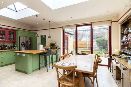 Lovely four bedroom family house in Barnes Village - Photo 5