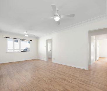 FRESHLY RENOVATED HOME IN CENTRAL TARRAGINDI - Photo 1