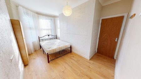 1 bedroom in a house share to rent - Photo 3