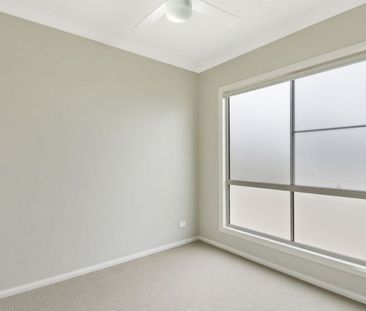 Large Open Plan Living - Close to CBD - Photo 2