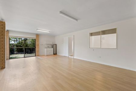 Perfect Location - beautifully renovated home. Family dream - Photo 3