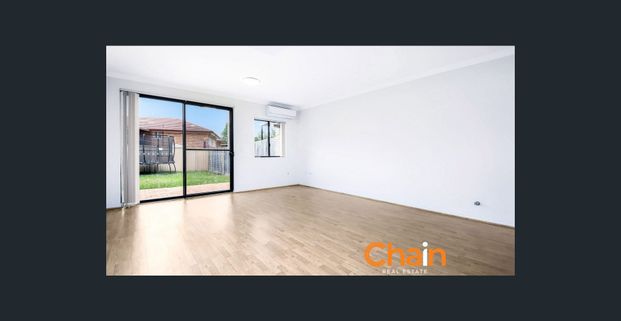 Full Brick Spacious Townhouse in Dundas - Photo 1