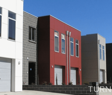 Spacious & Modern Low Maintenance Townhouse. - Photo 5