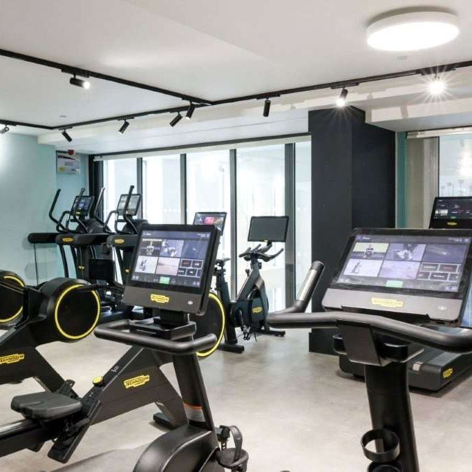 A 5th floor, 2 bed, apartment at the iconic Thames Quarter; a modern rental community with superb on site residents facilities. - Photo 1