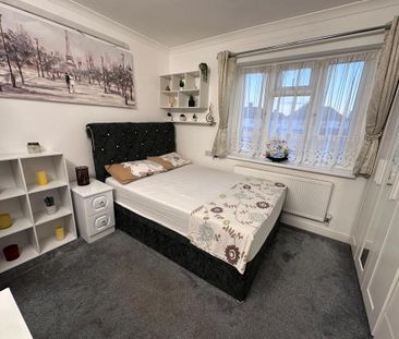 3 bedroom flat to rent - Photo 3