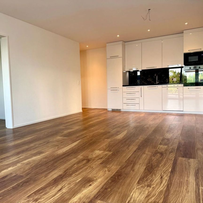 Neuwertig und hell mit grossem Balkon - Photo 1