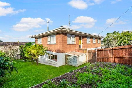 Stunning 5-Bedroom Home with Sea Views at Rothesay Bay - Photo 2