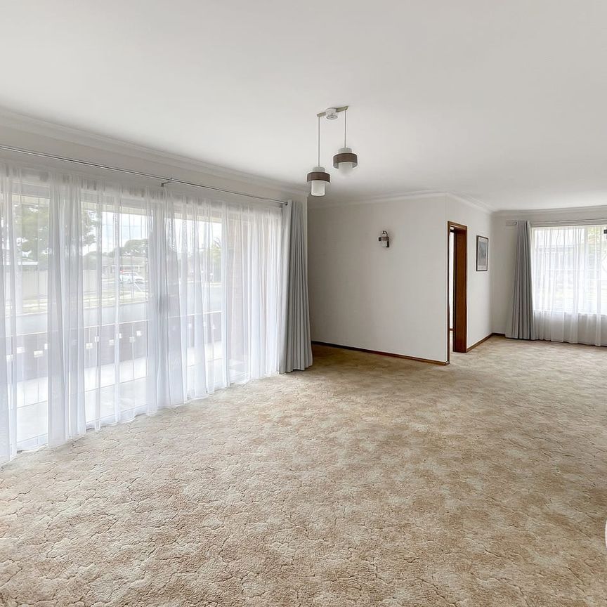 IMMACULATE FAMILY HOME WITH WORKSHOP IN A PRIME LOCATION - Photo 1