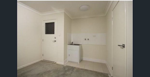 Ground Floor living with spacious courtyard - Photo 1