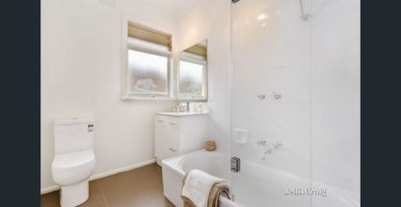 Spacious Renovated 3-Bedroom Villa – Walk to Glen Huntly Station & Shops - Photo 4