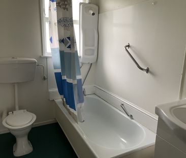 Neat and tidy bedsit - Photo 6
