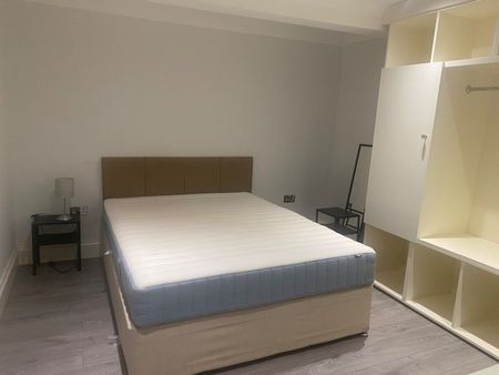 2 Bed Flat, Kensington Church Street, W8 - Photo 3