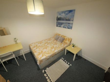 The Mount, Bournemouth, BH1 - Photo 3