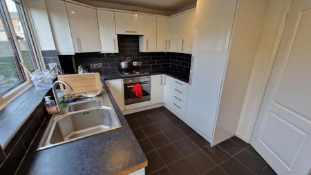 2 bedroom semi-detached house to rent - Photo 4