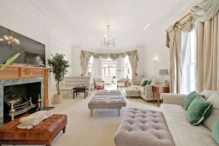 An impressive and imposing country residence set within about 16.21 acres (6.55 hectares) of grounds and gardens, with equestrian and leisure facilities and staff/guest accommodation - Photo 3