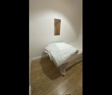 Room in a Shared House, Melrose Avenue, NW2 - Photo 1