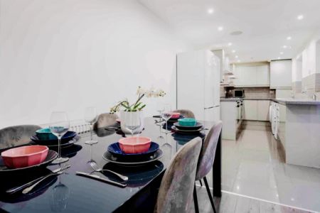 6 Beds 4 Baths - Photo 3