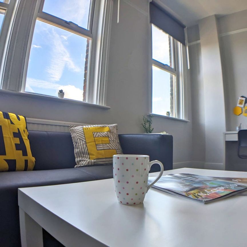 Room in a Shared Flat, Streatham High Road, SW16 - Photo 1