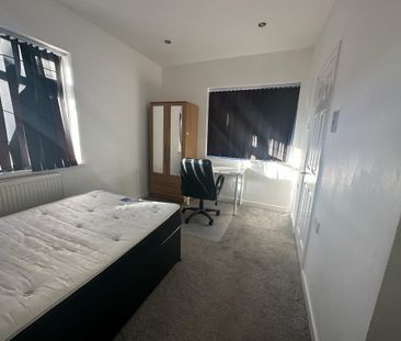 6 bedroom terraced house to rent - Photo 4