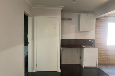 2-LEVEL CONTEMPORARY DUAL LIVING HOME LOCATED IN LEAFY CARINA HEIGHTS! - Photo 4