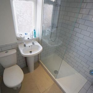 3 bedroom end of terrace house to rent - Photo 2